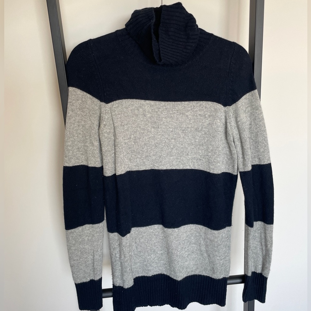 Theory Women’s Turtleneck Sweater in Navy and Gray